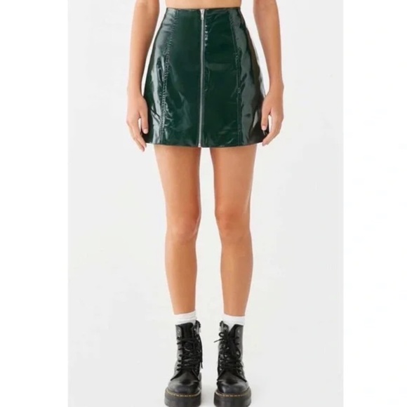 F21 Vinyl Zipper Mini Skirt - Picture 3 of 7
